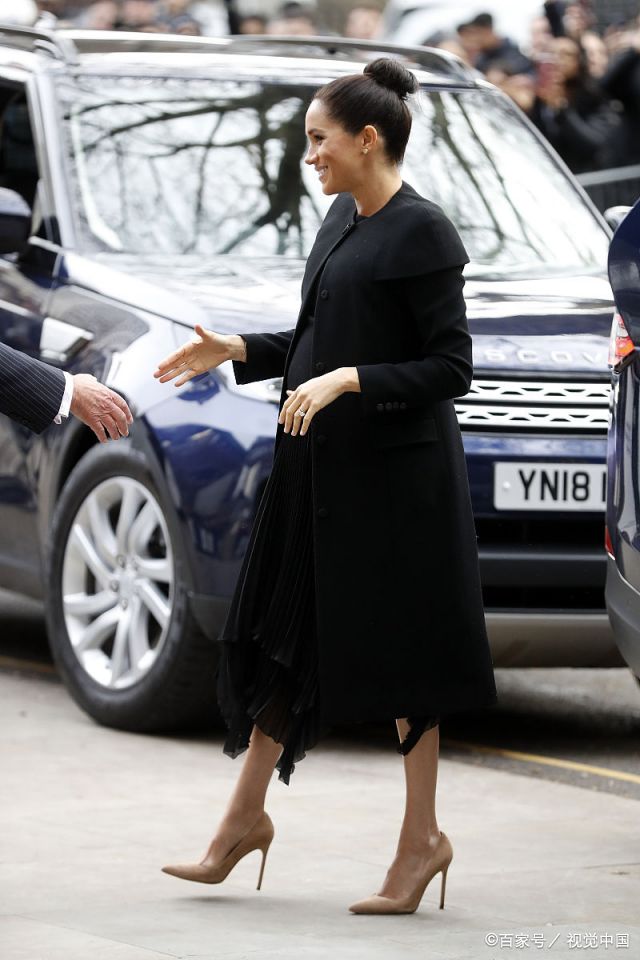 梅根王妃现身伦敦城市大学,"准妈妈"穿黑大衣百褶纱裙优雅动人!